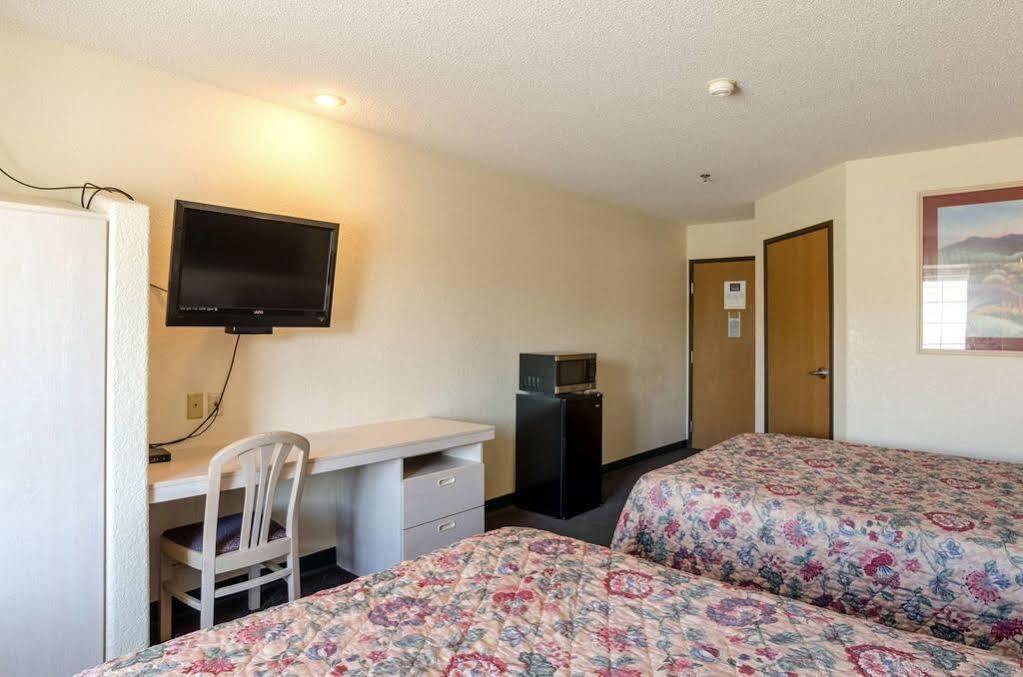 Travelodge By Wyndham Chadron Exteriör bild